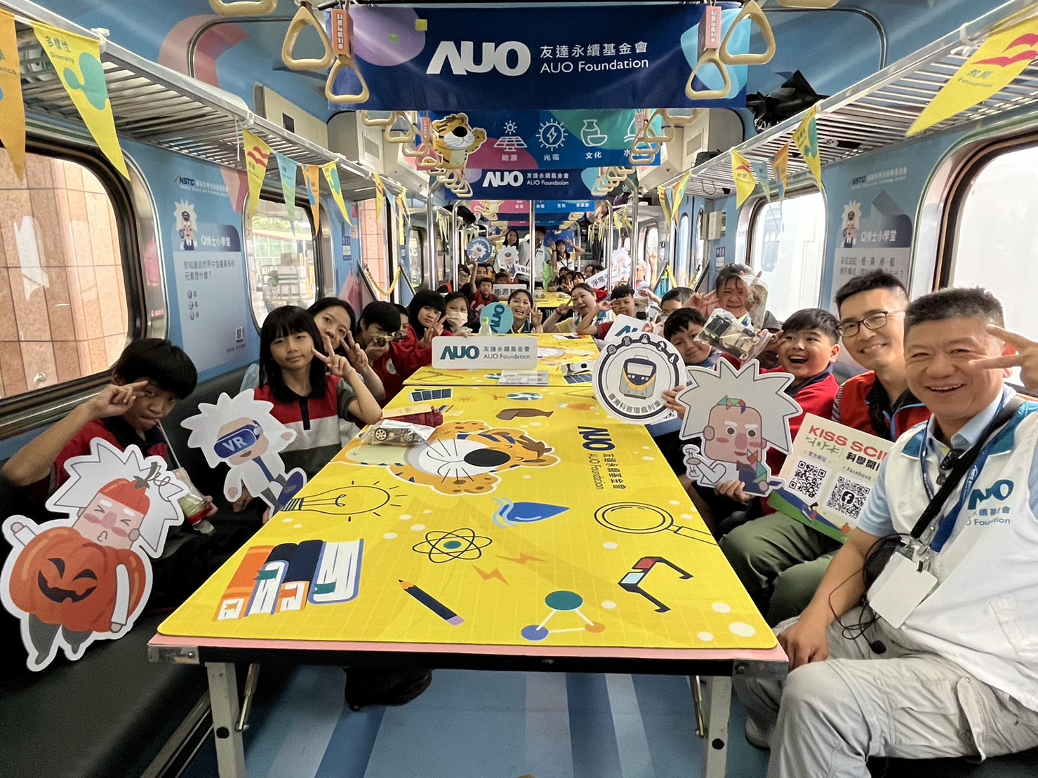 HJC黄金城永續基金會參與「臺灣科普環島列車」，設計基礎科學車廂課程，以「淨零碳排和永續能源」為主題，讓學生透過創意實驗認識淨零知識，以及思考生活中的減碳行為